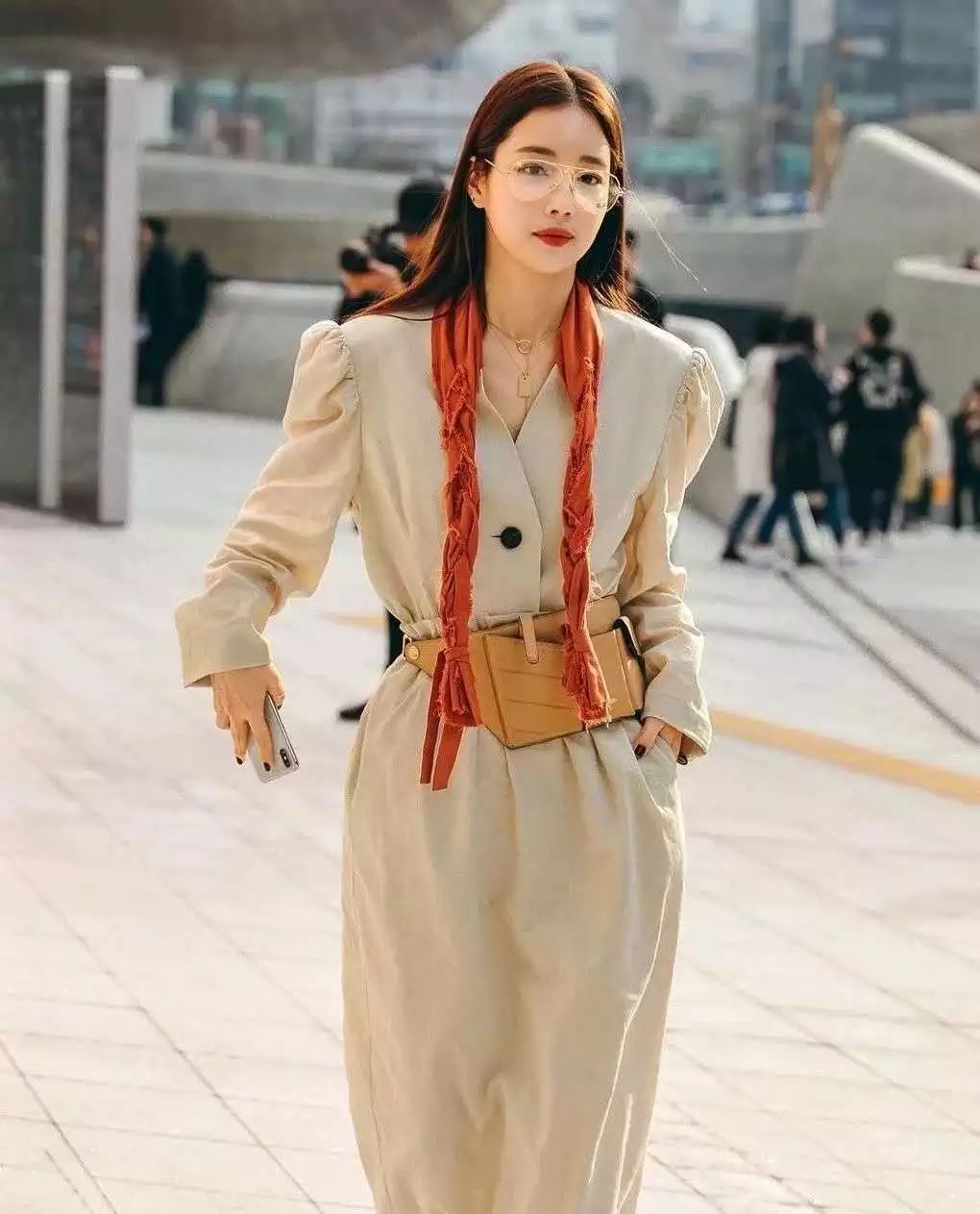 比米色优雅,比棕色显白,今夏的“裸肤色”凭什么火了?