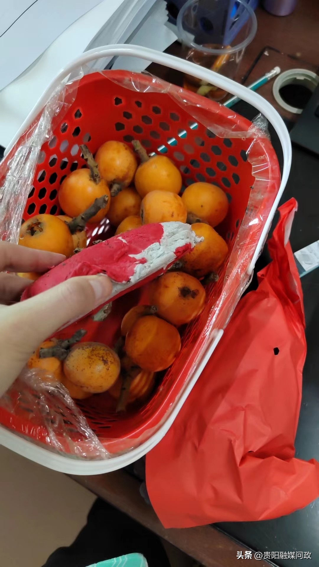 6斤水果1斤湿纸！称重不去皮是“行规”？｜融媒问政