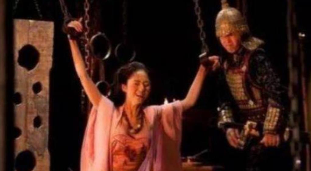 “高雅与残忍并存：女犯人遭受虎豹戏春刑罚的惊人全过程”