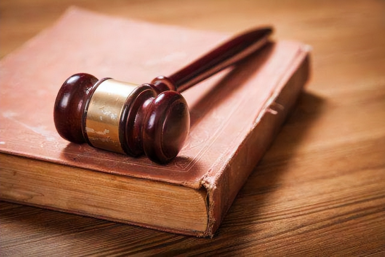 义务帮人照看孩子受伤被告上法庭,帮助接送孩子出事故被起诉