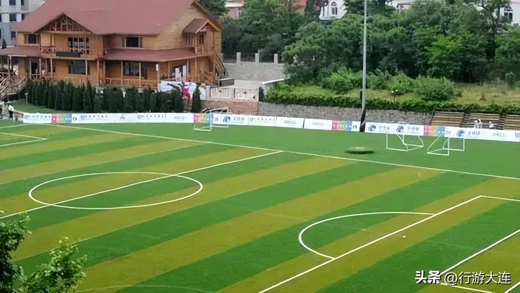 人山人海的足球比赛开场,大连人足球赛事