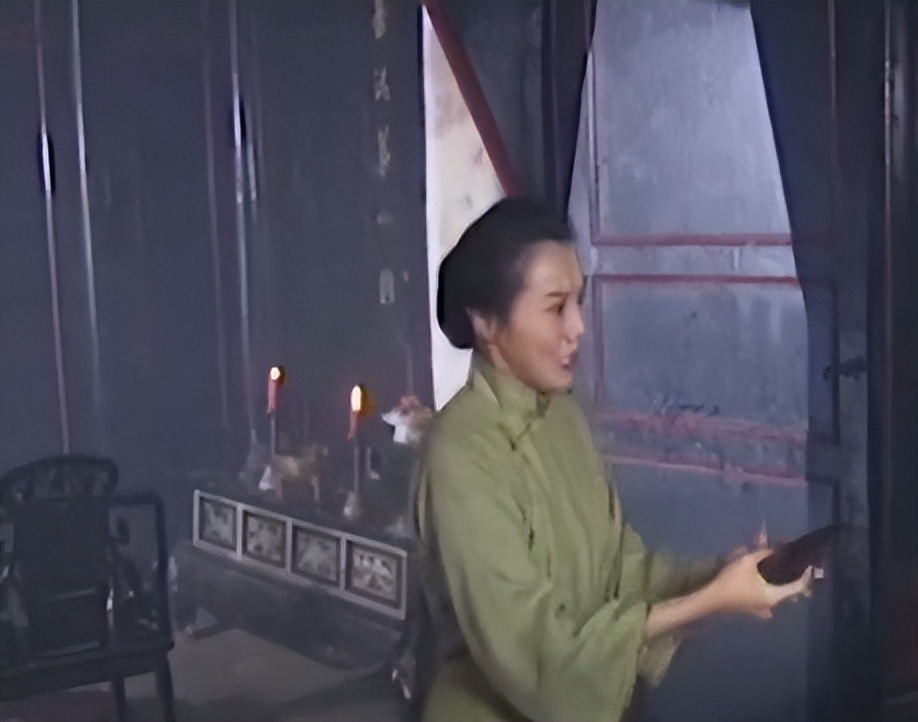 *楼青**女子发迹后资助一落魄青年,20年后再重逢,青年已是开国上将