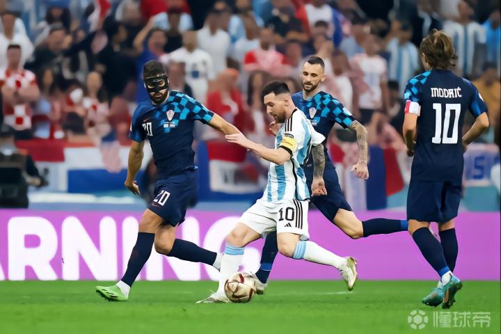 梅西凭一己之力拉高了球王的门槛,梅西当之无愧的新一代球王