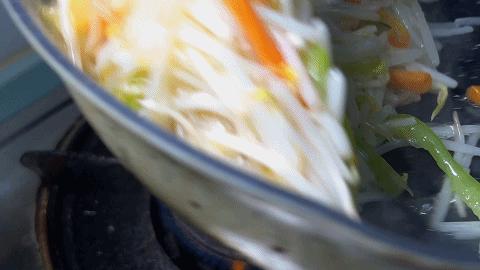 清炒胡萝卜拌绿豆芽最好吃做法,胡萝卜炒绿豆芽的做法