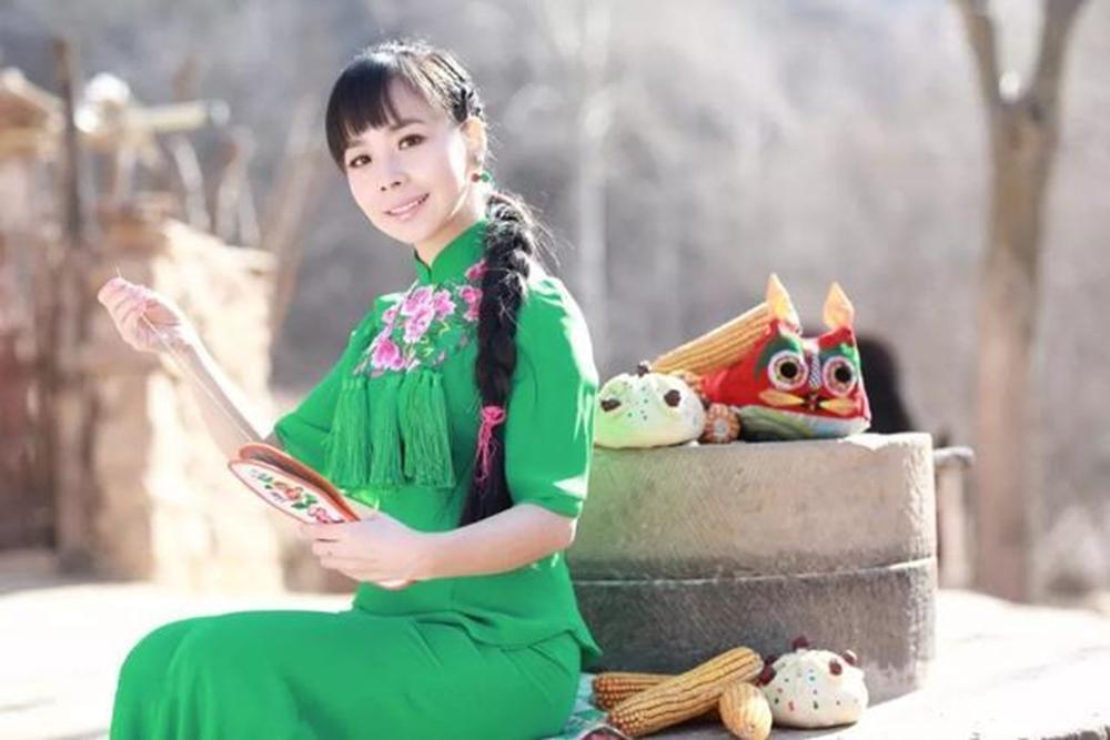 凭《星光大道》走红，放弃百万年薪嫁农村小伙，说说王二妮的现状