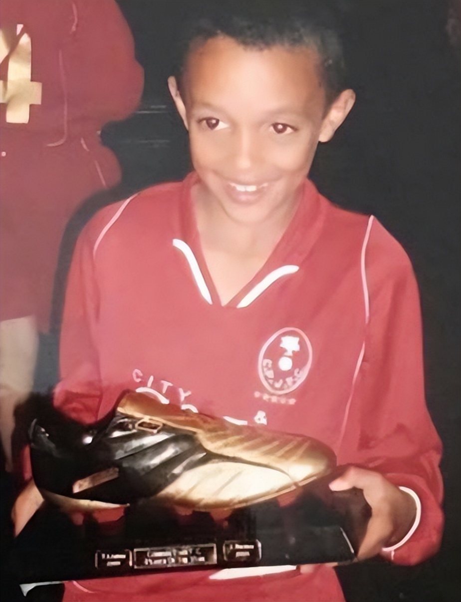 足球球星小时候与长大后对比,各足球明星的小时候