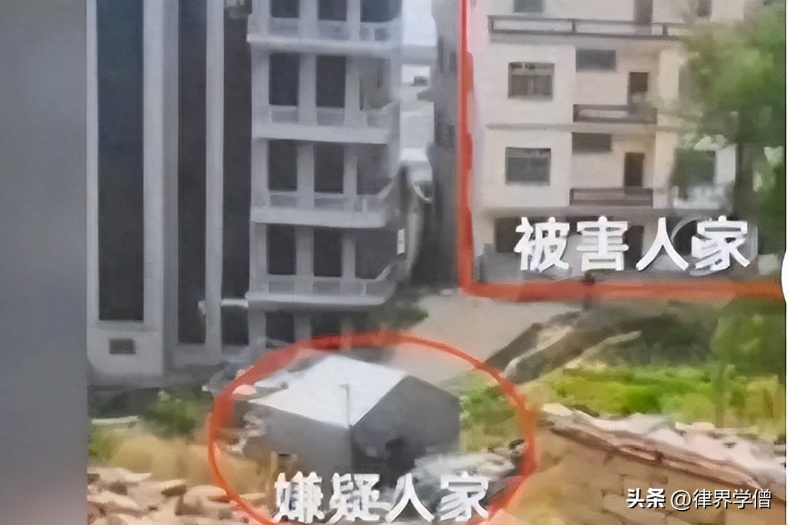 你让我无家可归，我杀你全家！男子怒砍邻居一家5口后，畏罪自杀