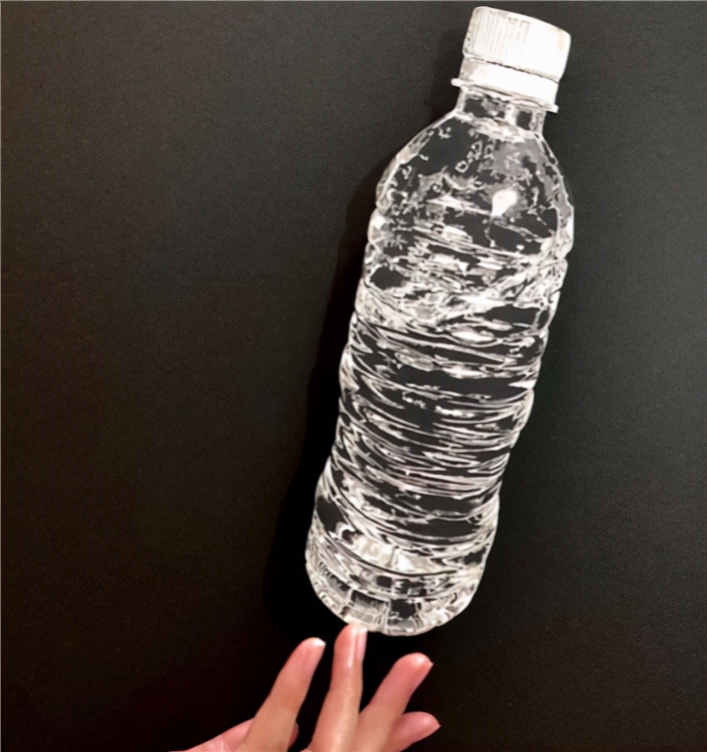 日本妹子把白纸刻成玻璃杯，连水珠都能看见，裸眼3D还能这么玩？