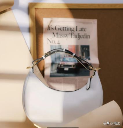 法棍包接班人？Fendi全新出的这款腋下包到底怎么样？