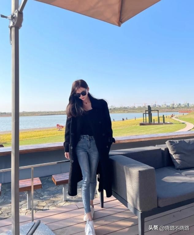 小白鞋搭配羽绒服好看吗,小白鞋搭配羽绒服长款