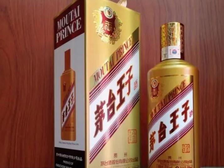 茅台用矿泉水瓶装好吗,真正茅台酒是瓷瓶还是玻璃瓶