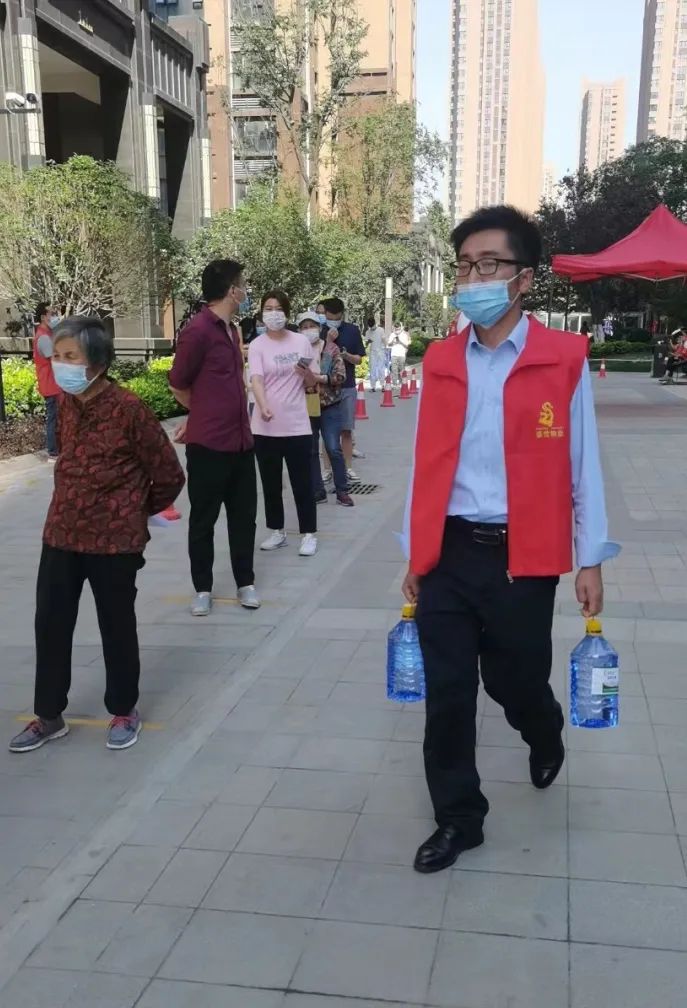 战“疫”路上不停歇的亚星盛世物业“跑腿团”