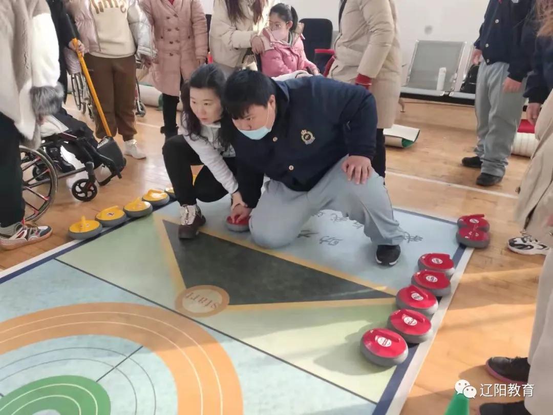 逐梦残疾人冰雪运动携手共享出彩人生——白塔区启智学校运动健儿与冰壶运动的初接触