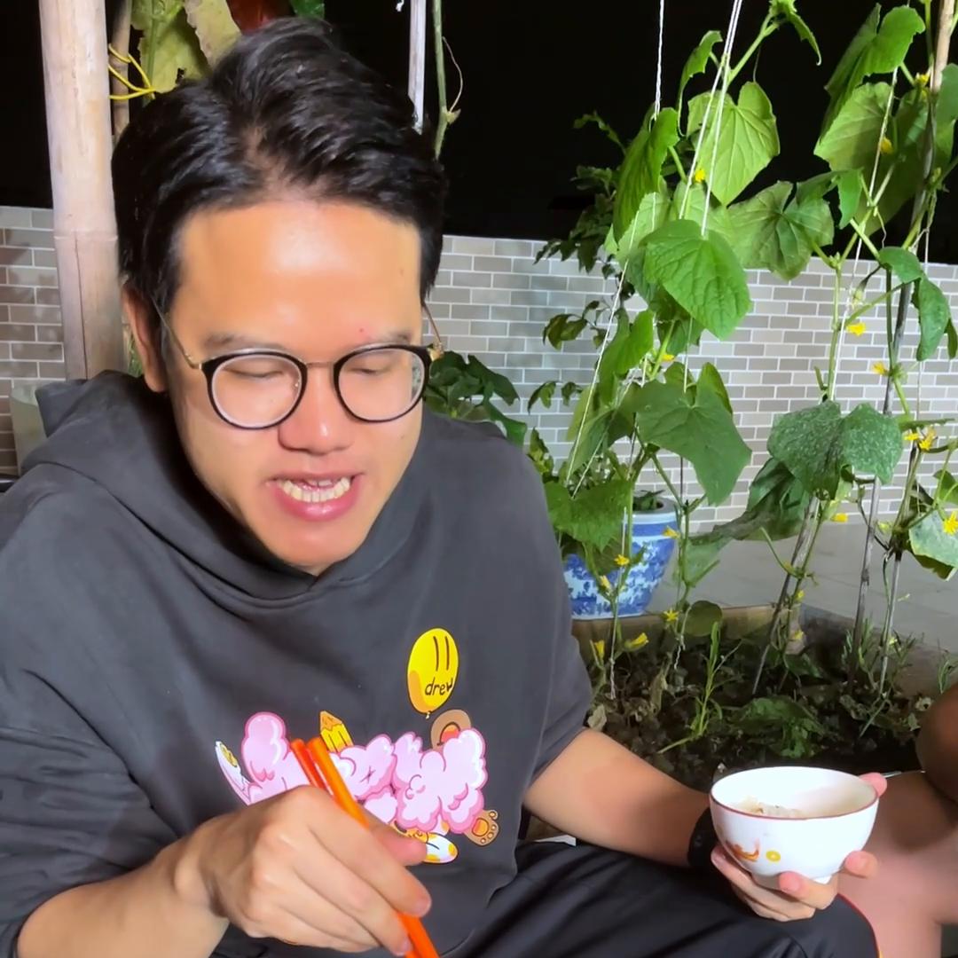 今晚樱木花道焖鸭节瓜刺身。想什么呢，是熟的，简简单单...