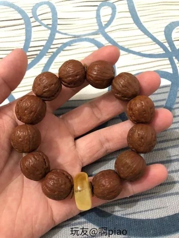 手串盘脏了，他用洗衣粉刷了一下