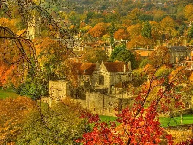秋日漫步：英国私校美景巡礼，孩子们喜欢哪一所？