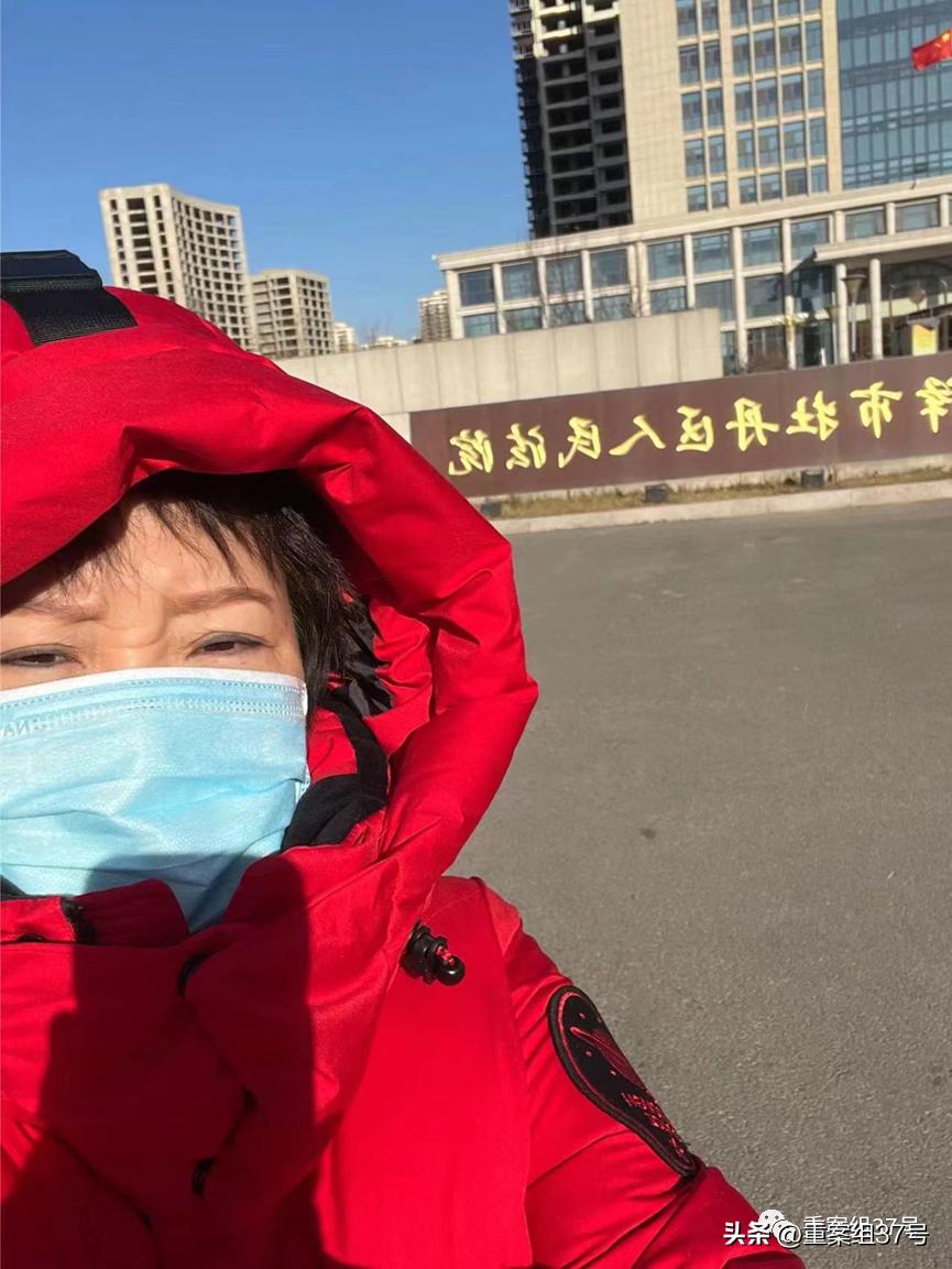 女子13岁被拐14岁为人母，为逃离喝煤油吞铁钉，父亲解救后嫌丢人，35年后追责人贩被俩儿责备影响不好