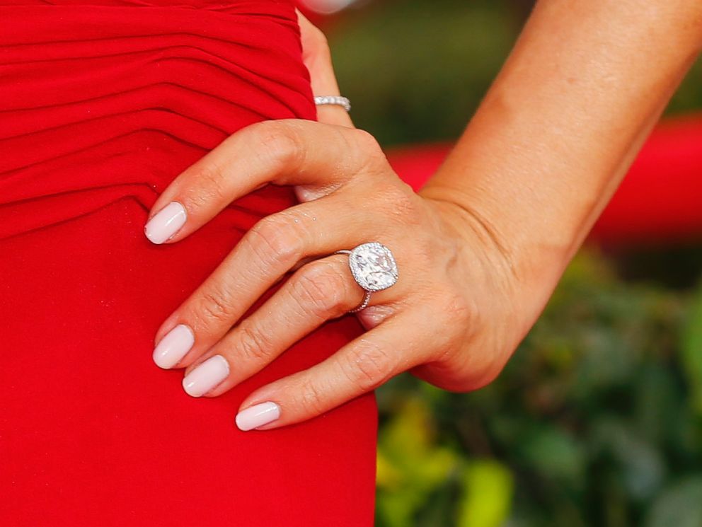 明星戴的都是什么钻戒啊,盘点里哪个女明星戴的钻戒最大