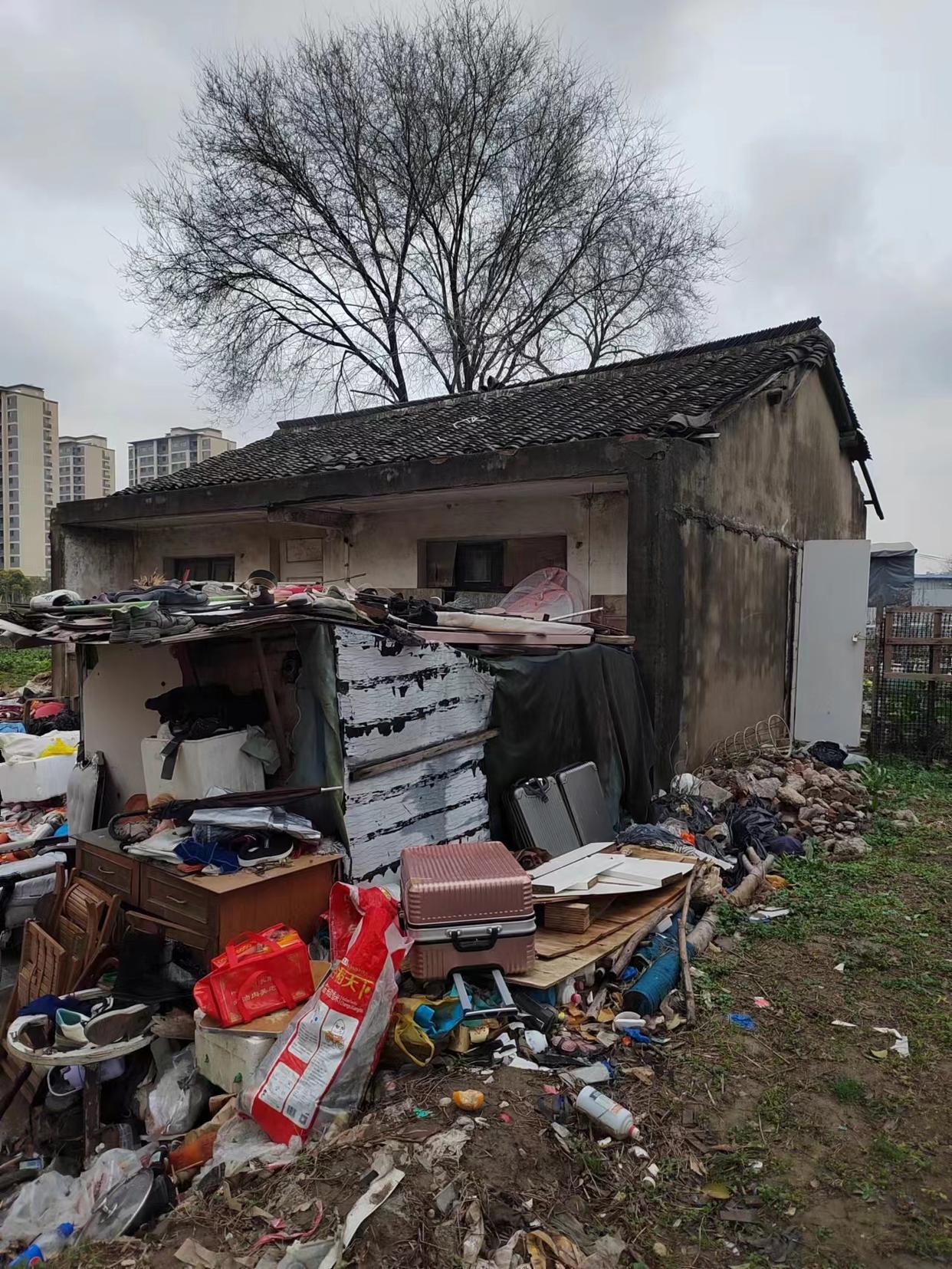 河南一老人在上海独居20多年，无水无电，得了幻想症