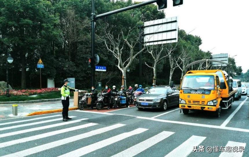 开车看到带锯齿的车道一定要小心,开车遇到锯齿车道怎么解决