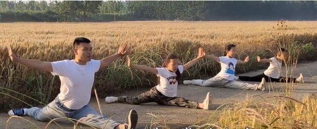 江苏80后爸爸带三个孩子练武术,父亲带三个孩子练武术基本功