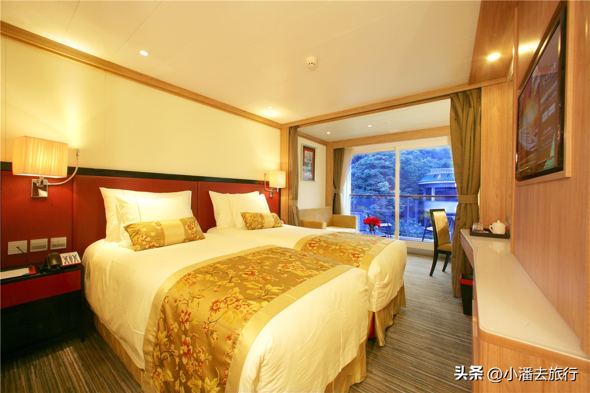 我和老伴一行2人从武汉出发，乘坐世纪传奇号，花费近2.4万元