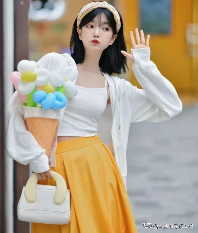 蓝色防晒衫搭配蓝色牛仔短裙,牛仔半身短裙蓝色防晒衫