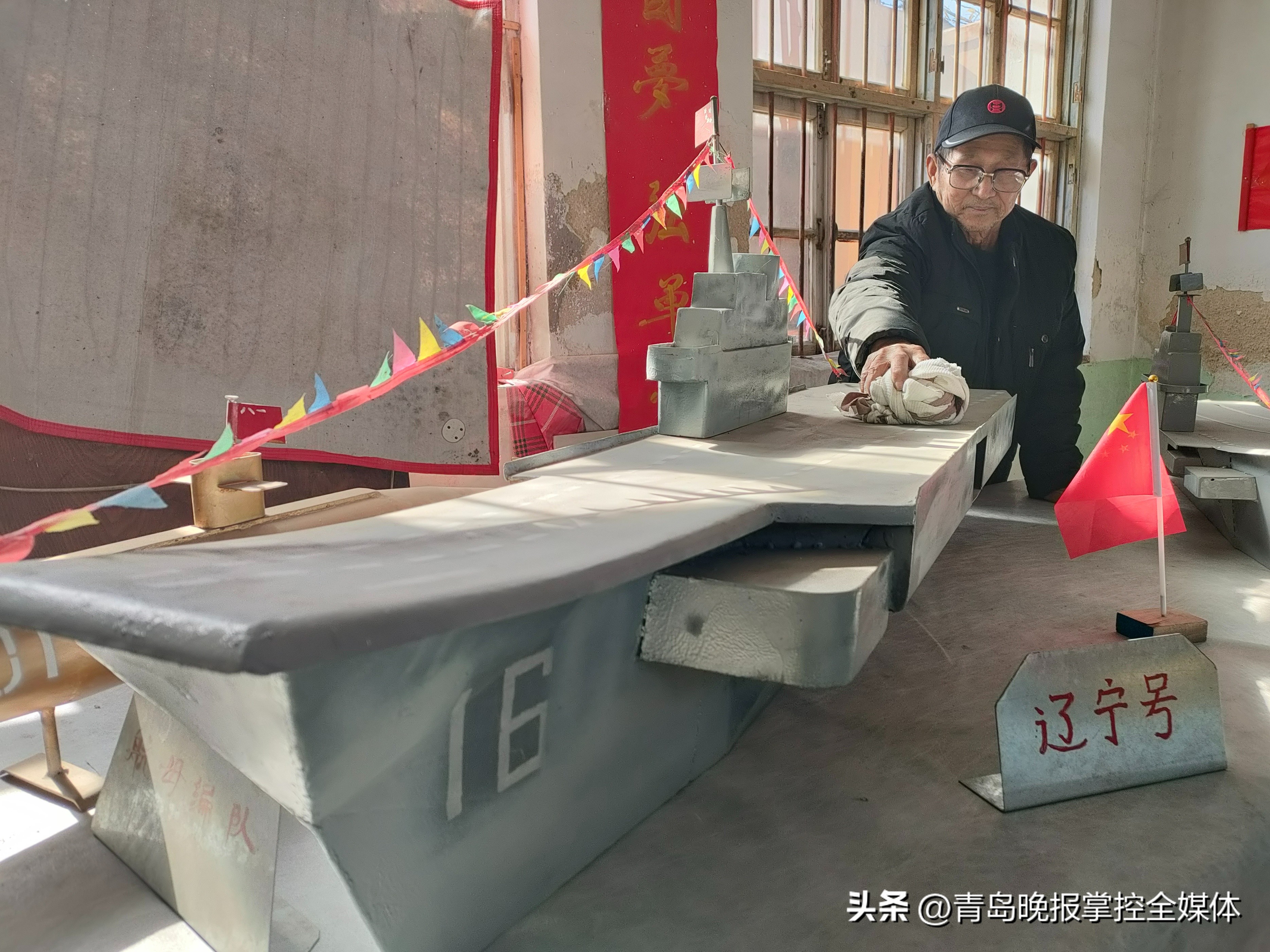 硬核“铁匠爷爷”5年造出百件军模