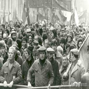 高清老照片：旗人格格大腿岔开豪放洗衣，地主三妻四妾不输女明星