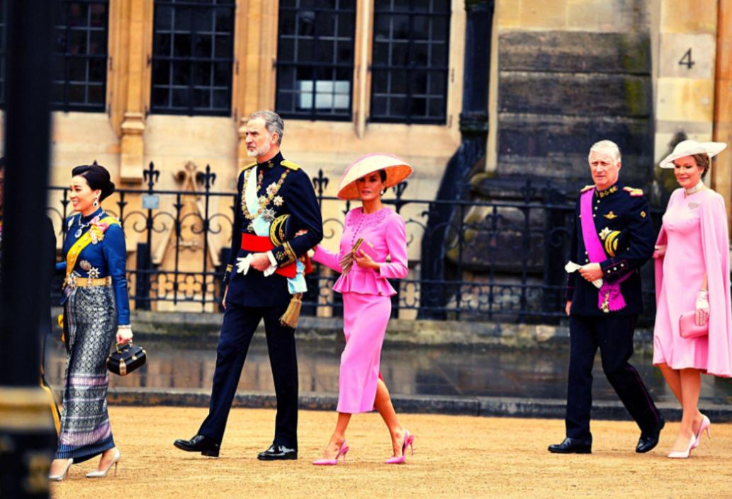 泰国王后晒贵妃穿衣显年轻,泰国王后珠光宝气身材发福