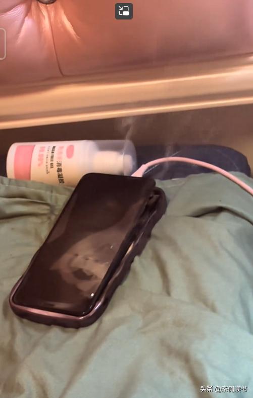 女子睡前放手机充电爆炸,晚上睡觉手机充电爆炸事件