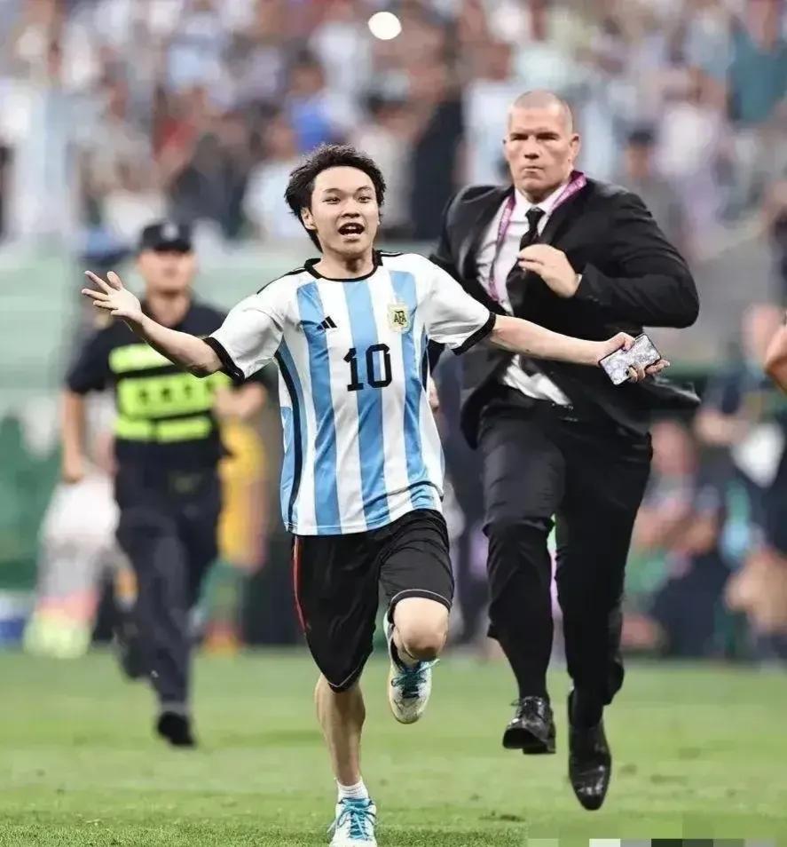 拥抱梅西少年,拥抱梅西少年道歉视频