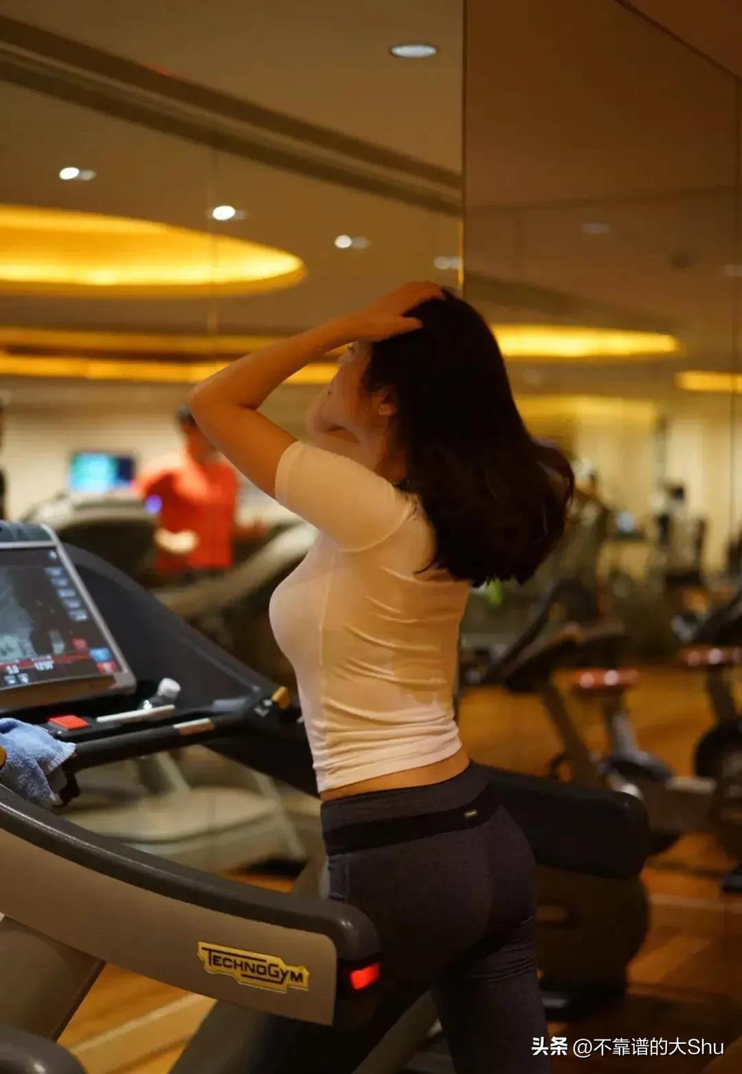 她身材高挑,她身材苗条