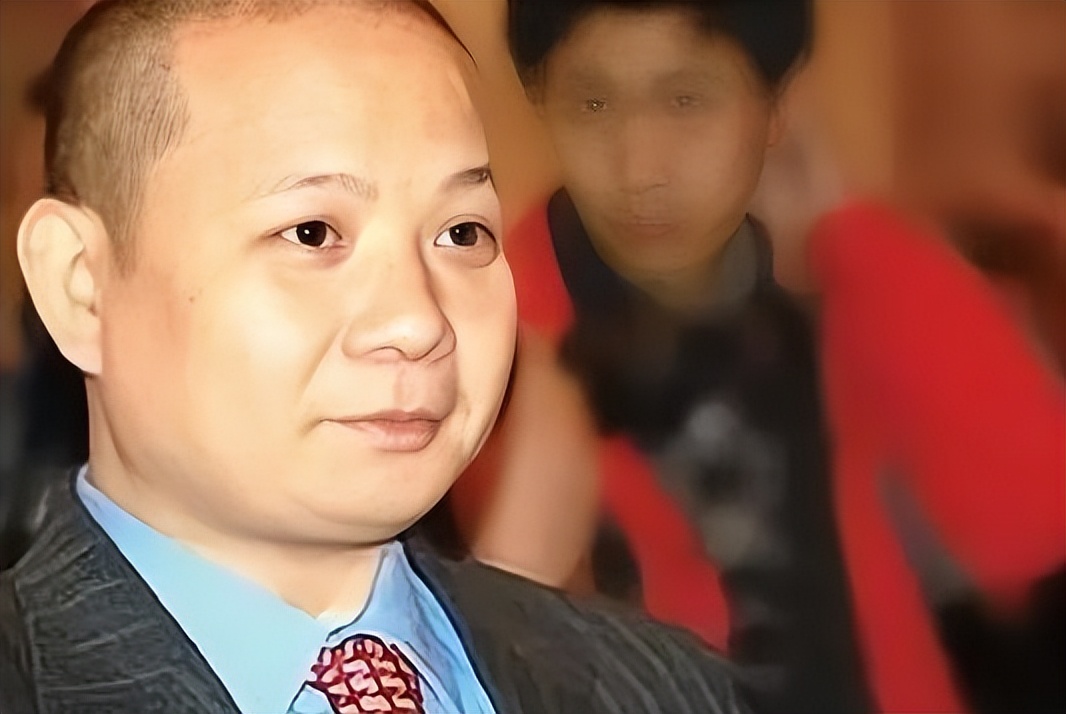 他靠给人洗脚身价百亿，为员工买房，得癌症后却靠众筹治病，为何