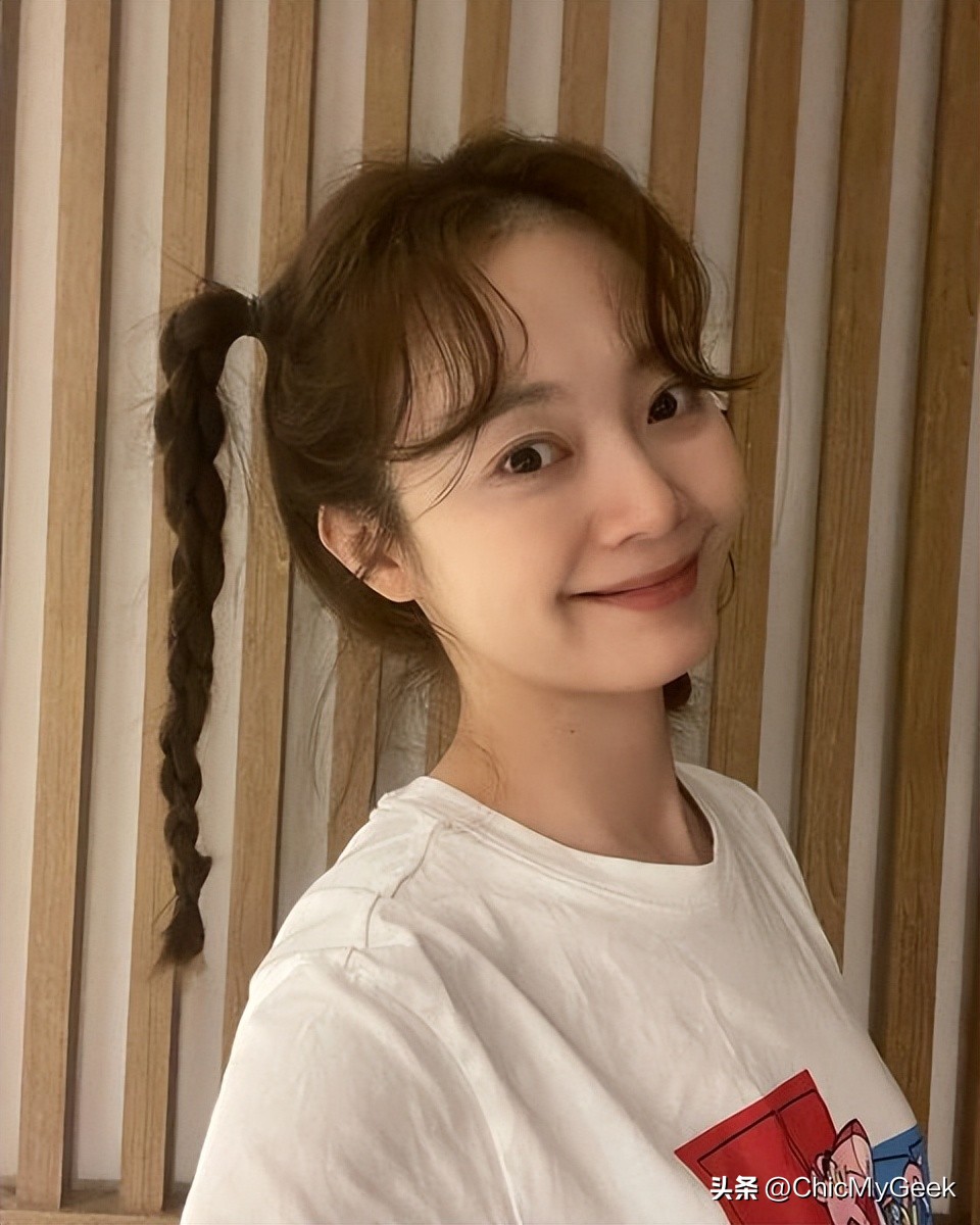 她的细腿美胸终于被发现了！36岁敢不化妆出镜还被封素颜天才