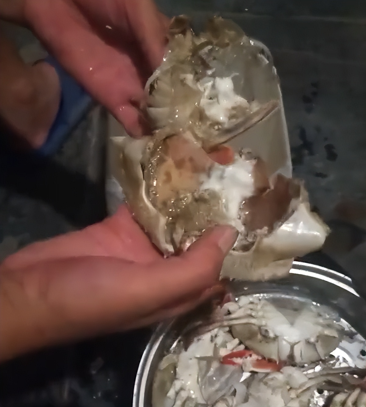 男子买螃蟹200元,大叔在路边买螃蟹70元一只