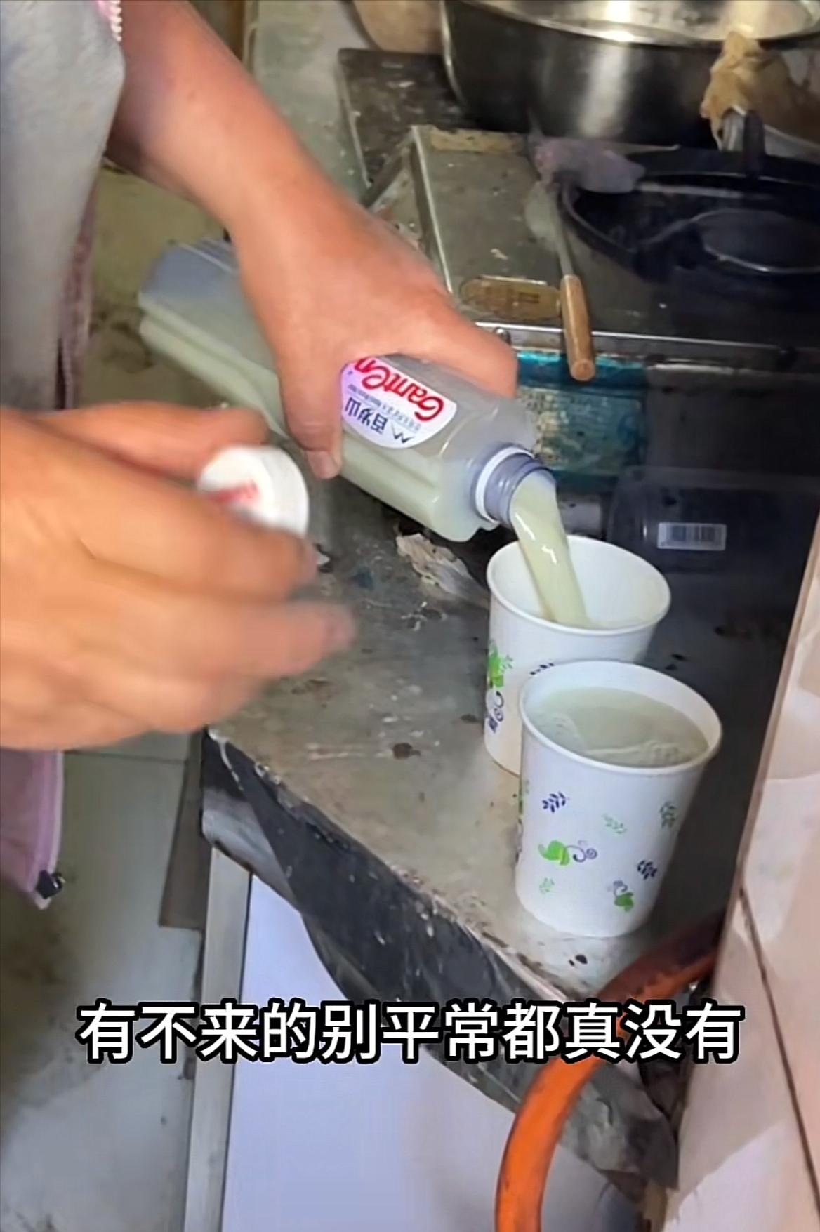 男子喝北京豆汁真上头,北京小伙喝老北京豆汁