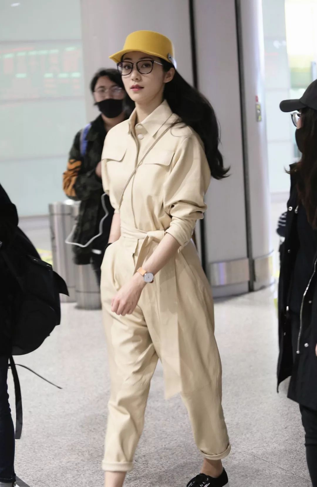 美女穿连体衣的搭配 (时髦大气的连体衣搭配)