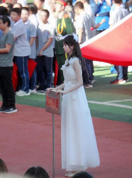 浙江高中校园运动会举牌女生,高一运动会举牌女生颜值有多绝
