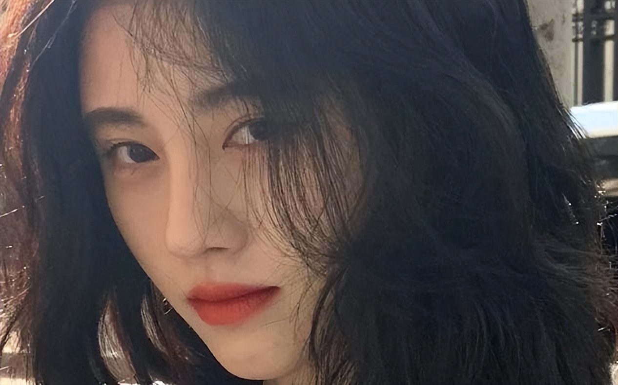 心机女孩鞠婧祎：被潘玮柏刁难拒绝王思聪求爱，整容遭贾玲内涵