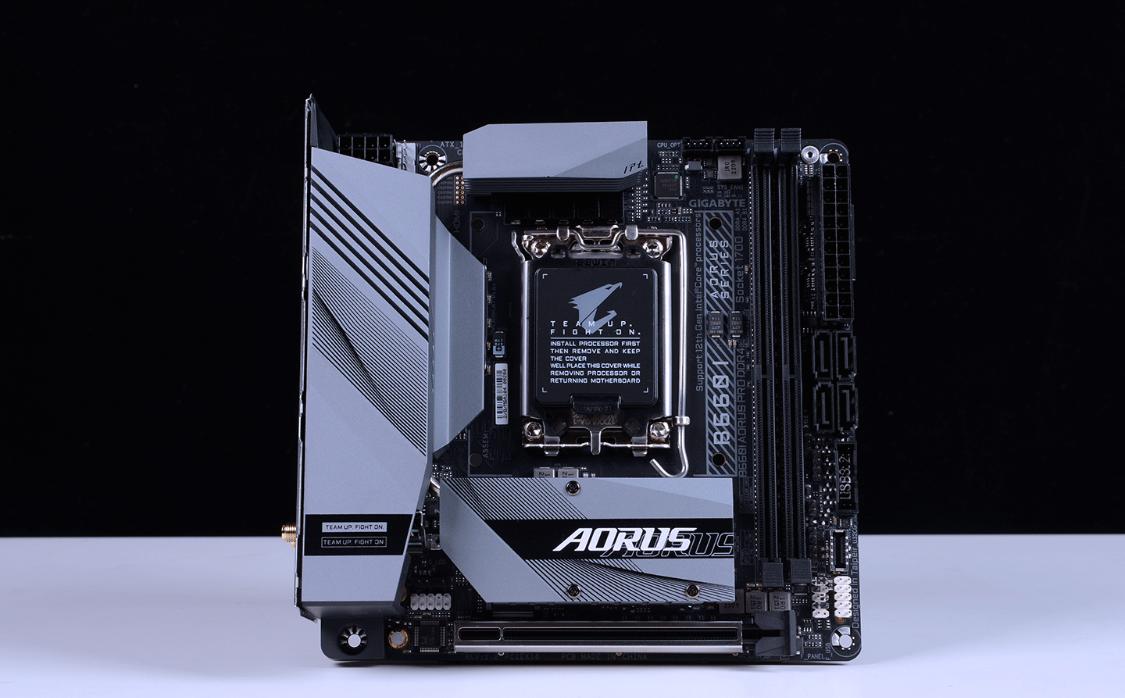 比两三万笔记本电脑还好的itx主机,5000元itx主机加便携显示器