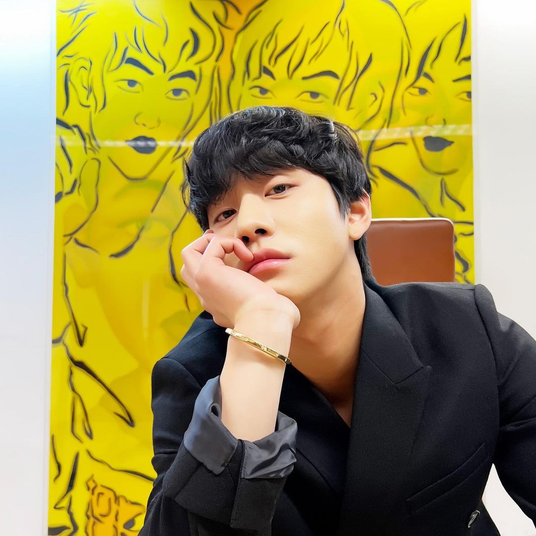 安孝燮黑打底穿搭,安孝燮社内穿搭