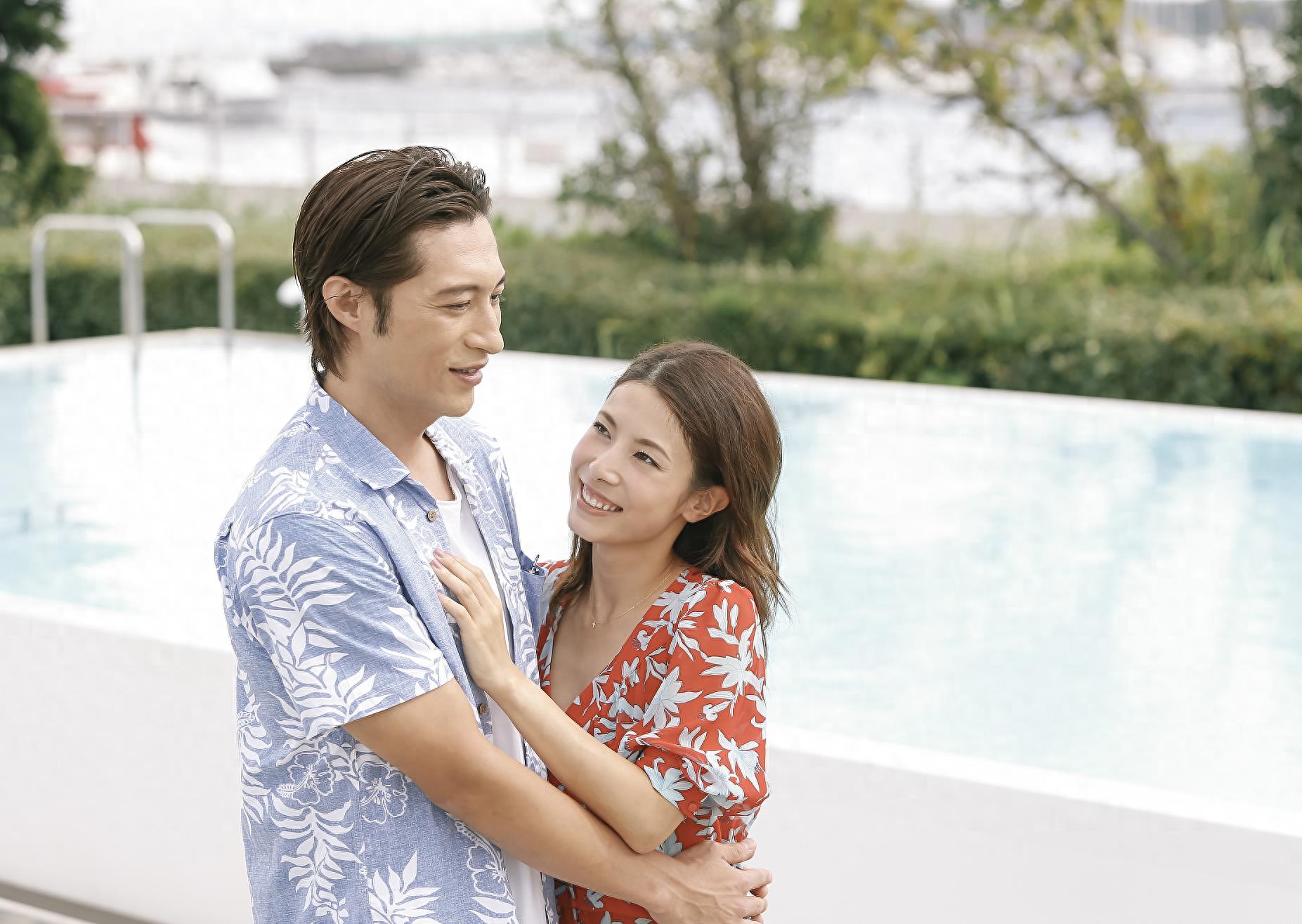 40岁，老光棍，隔壁新来的大妈故意走光，无意看到那抹黑色风景