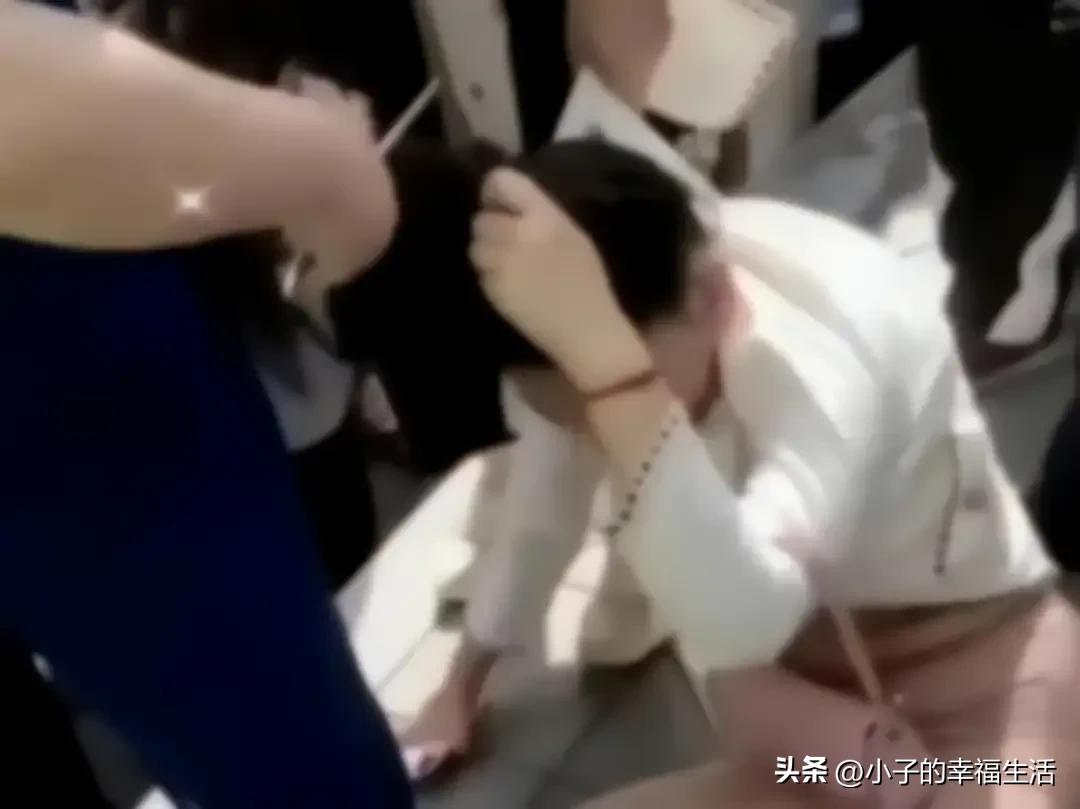 原配当街剪短小三头发原视频,小三被原配当街剪头发原视频后续