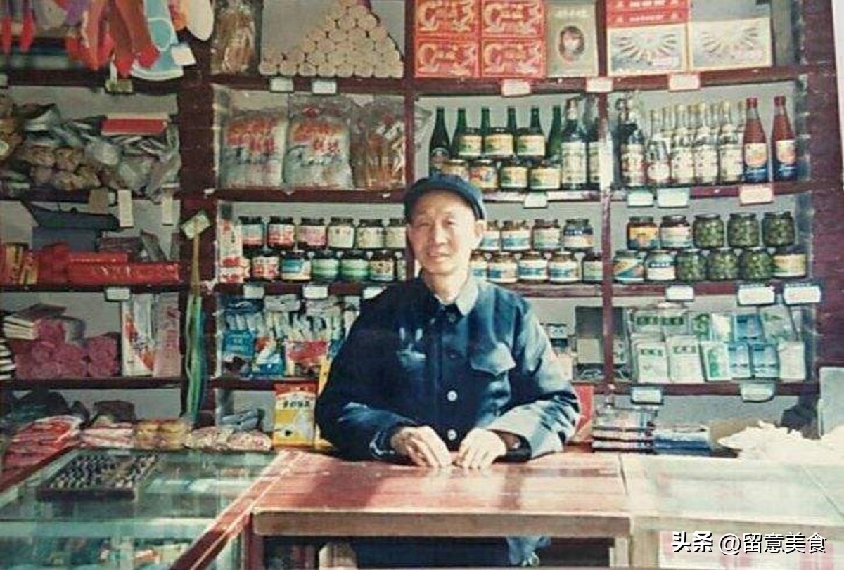 街边不起眼的烟酒店看似生意惨淡,街上的店没人为什么还开