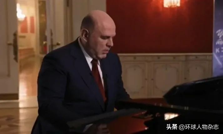 俄罗斯总理，钢琴比普京弹得好？