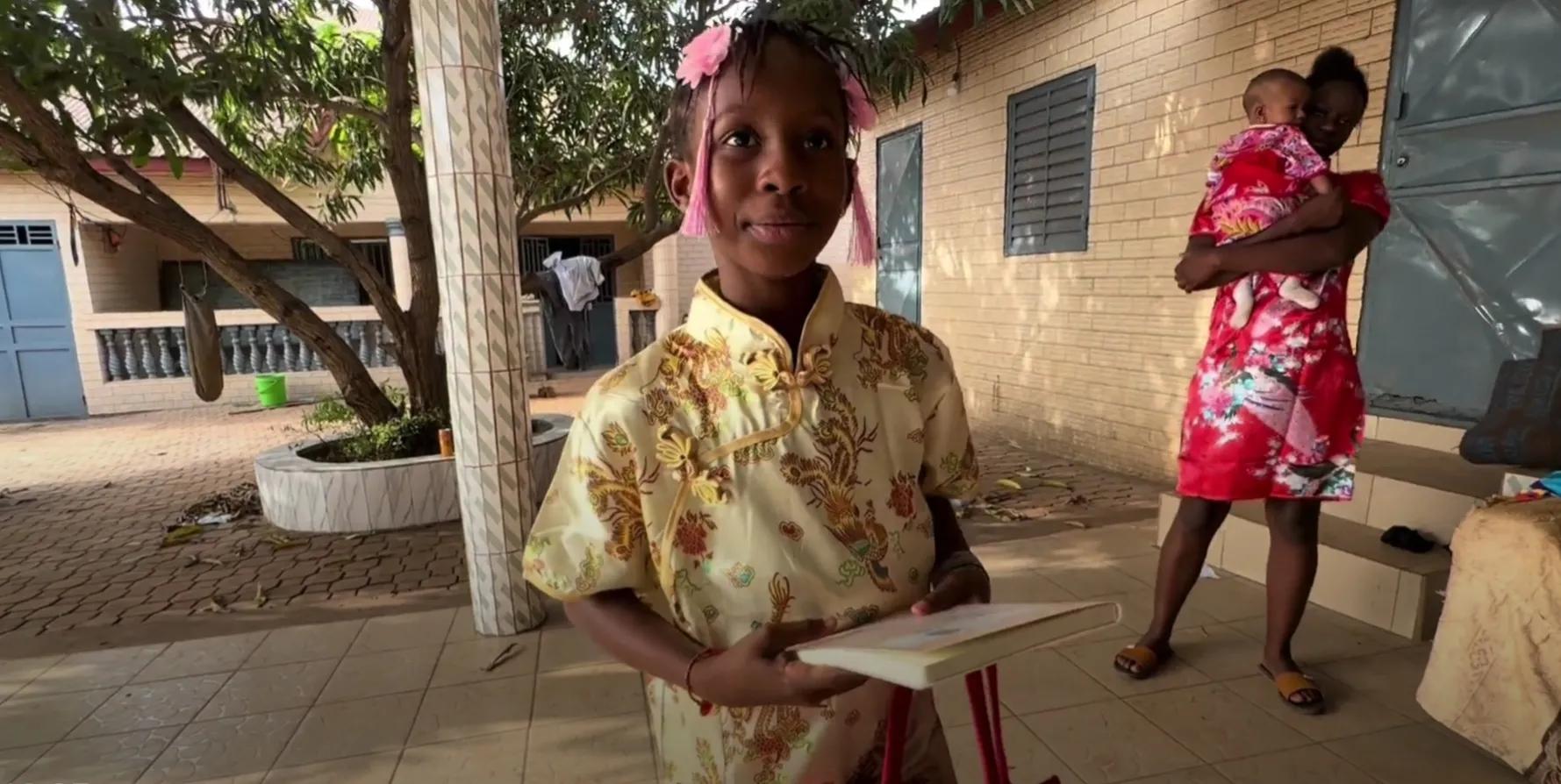 飞哥和武哥顺利抵达非洲，孩子收到礼物很开心！小胃王会喊爷爷了