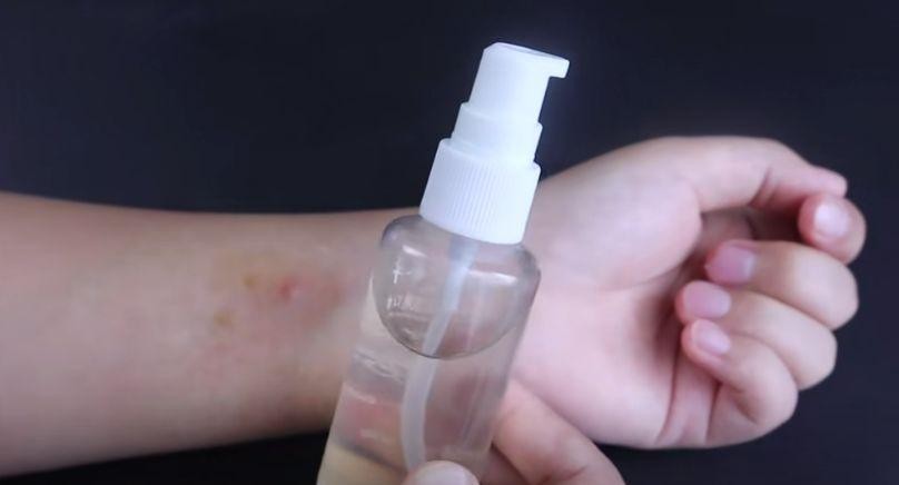 藿香正气水抹在脚底有啥效果,睡前藿香正气水抹脚底板好处