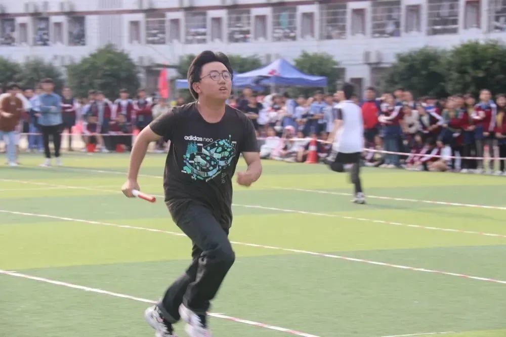 李中学子多矫健运动场上展英姿—李渡中学第四十届田径运动会纪实