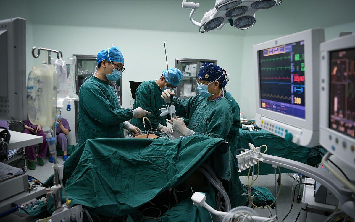 地震时被埋压最好的求救方法,地震的人被压久了要立马救出来吗